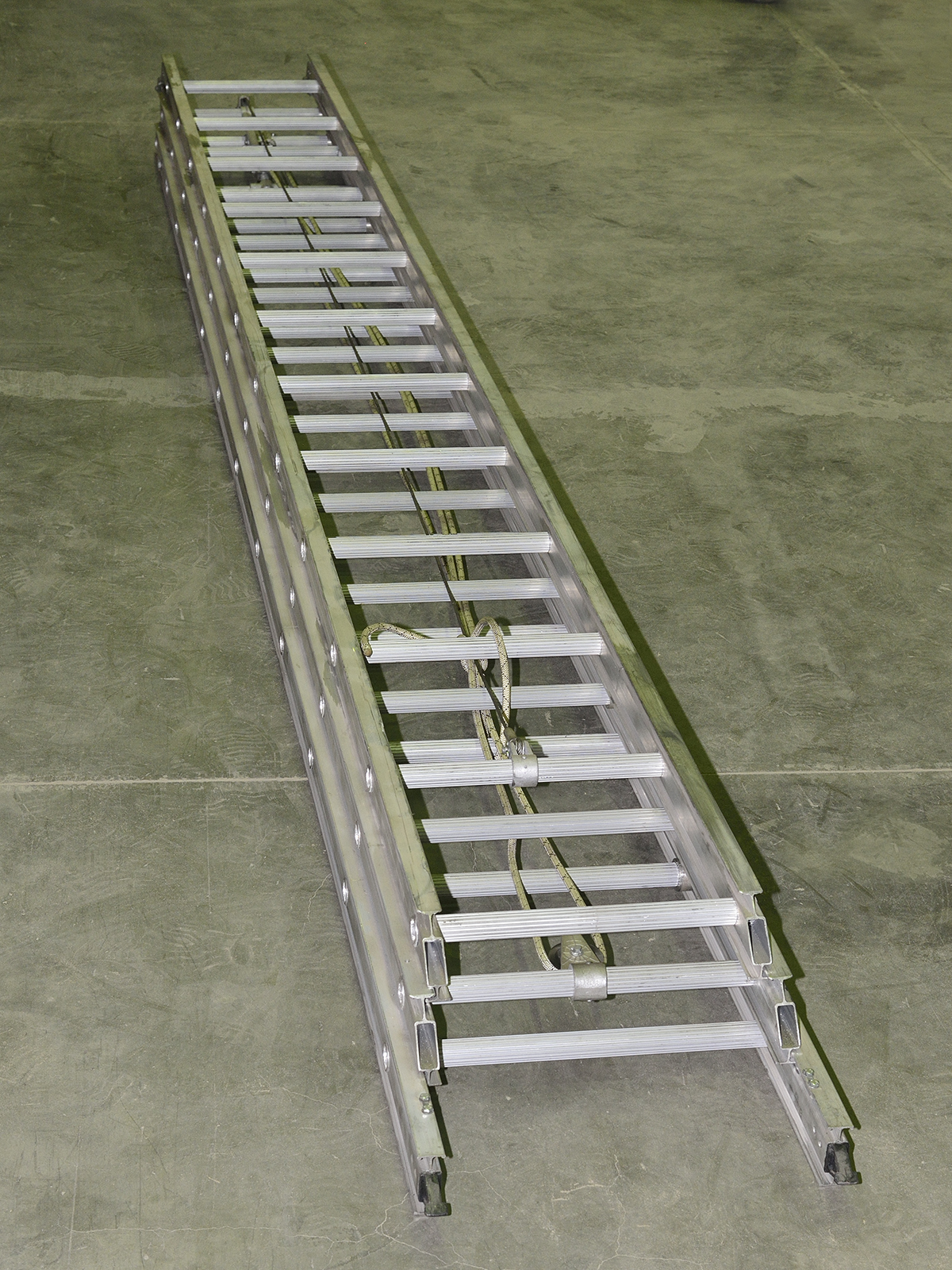 Раздвижная алюминиевая 3-х секционная лестница  по выгодной .