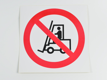 Знак P07 Запрещается движение средств напольного транспорта, 200х200 Знак P07 Запрещается движение средств напольного транспорта, 200х200